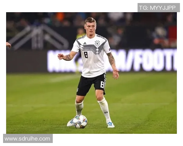 克罗斯在足球世界的传奇之路与影响力探讨