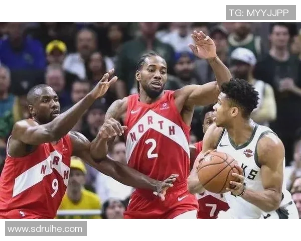 2019年快船与猛龙赛后温情拥抱展现体育精神与友谊的美好瞬间