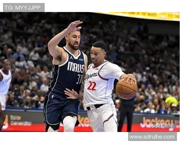 303快船与独行侠激战正酣球迷期待精彩对决与逆转时刻