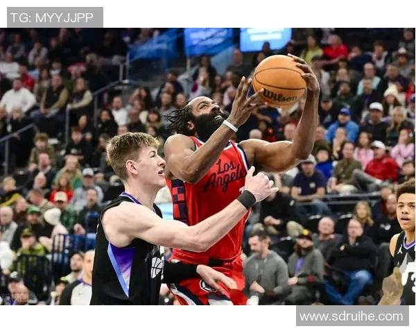 NBA直播精彩对决雄鹿挑战快船全场赛事分析与球员表现预测