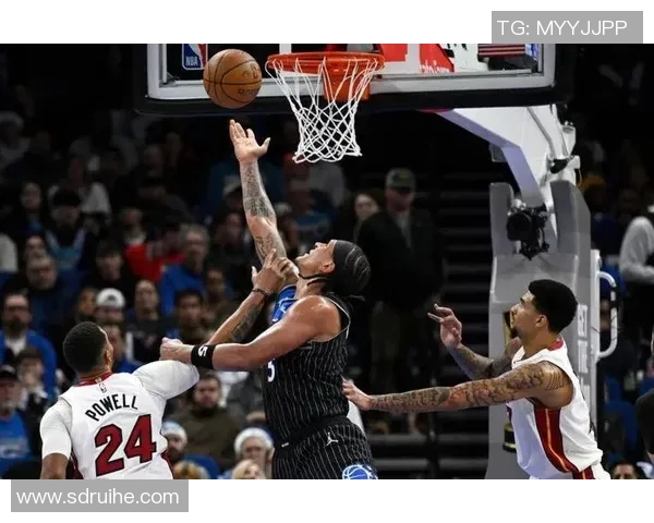奥兰多魔术与热火激战正酣谁能在NBA赛场上笑到最后
