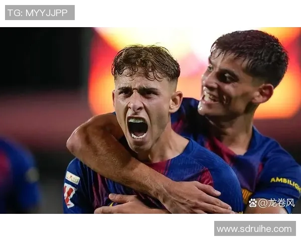 巴萨与拜仁激战正酣乌龙球成比赛转折点引发热议 巴萨与拜仁激战正酣乌龙球成比赛转折点引发热议