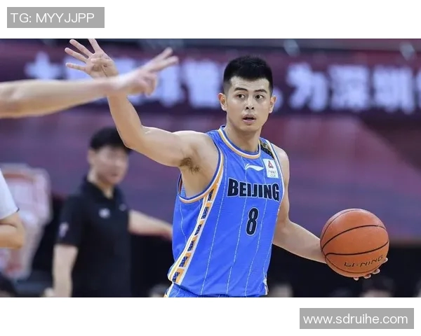 方硕的篮球之路：从青涩新秀到赛场明星的成长历程与心路历程