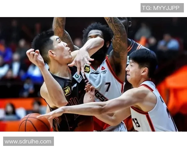 江苏男篮与山东男篮激战正酣谁能在这场对决中笑到最后 江苏男篮与山东男篮激战正酣谁能在这场对决中笑到最后