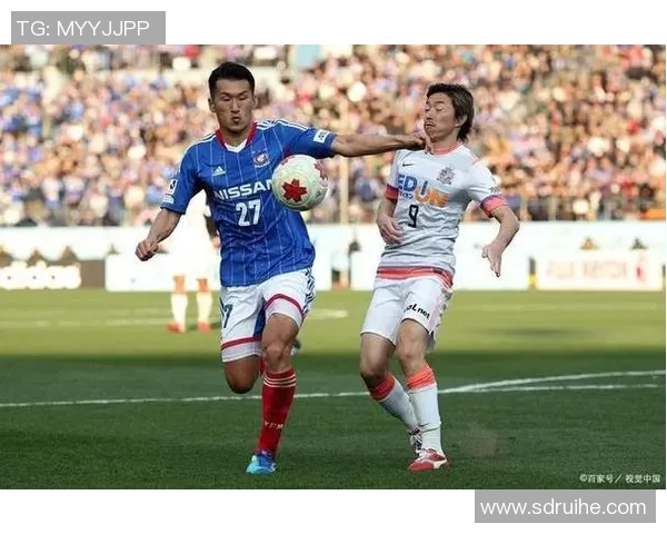 横滨水手与田喜悦的激烈对决揭示足球战术与团队合作的重要性 横滨水手与田喜悦的激烈对决揭示足球战术与团队合作的重要性