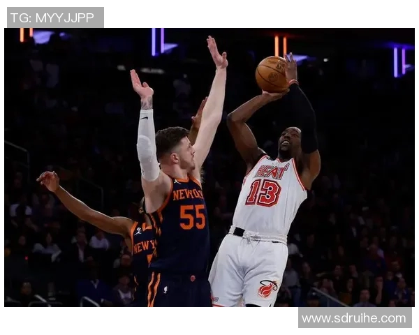 热火与尼克斯激烈对抗场面升级球员冲突引发全场骚动 热火与尼克斯激烈对抗场面升级球员冲突引发全场骚动