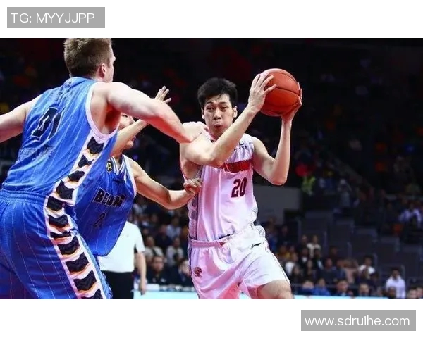 任骏飞领衔广东男篮奋战CBA赛季展现出色球技与团队精神