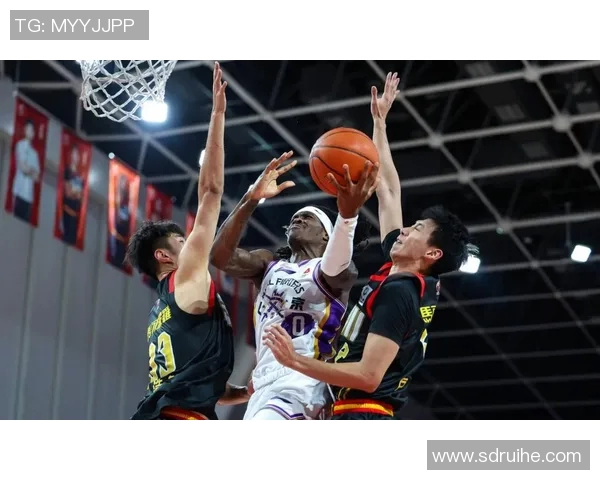 灰熊与湖人激战正酣1月16日精彩对决引发球迷热议 灰熊与湖人激战正酣1月16日精彩对决引发球迷热议